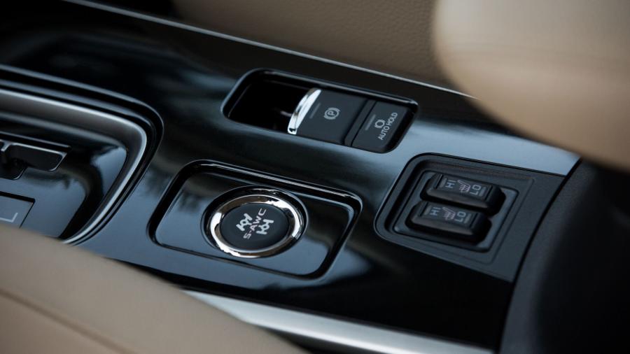 Детали интерьера Mitsubishi Outlander GT 2016 года  (фото 54 из 56)